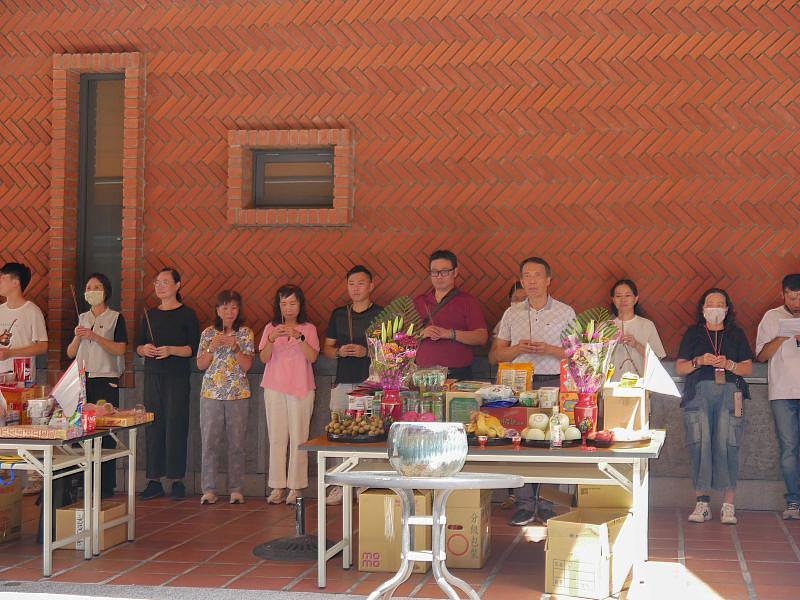 備妥供品、誠心祭拜,祈求場館營運順利、展覽圓滿。