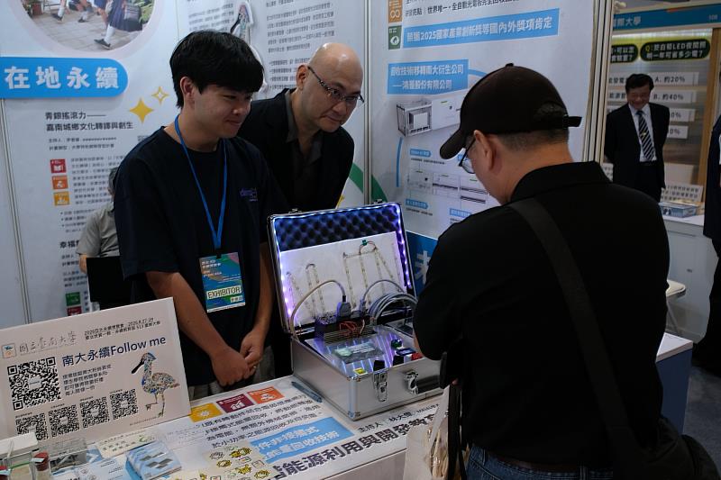 南大永續展區吸引參觀者駐足,透過多元成果展示,認識校園推動永續發展的豐碩成果。