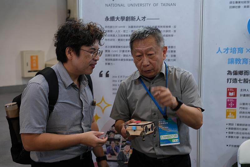 南大團隊與參觀者深入交流,介紹跨域永續成果,展現研究實踐與社會共好的行動力。
