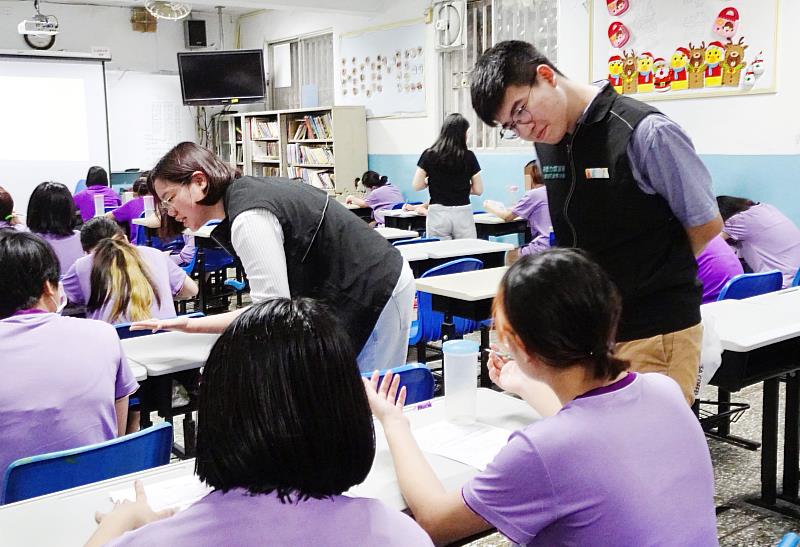 北分署YS職涯諮詢師透過實務課程,引導學員認識安全求職、履歷撰寫及面試技巧。