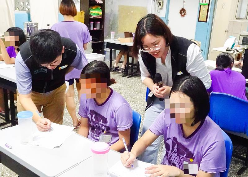 北分署YS職涯諮詢師引導學員整理個人特質與優勢,學習如何在履歷中清楚呈現自己。