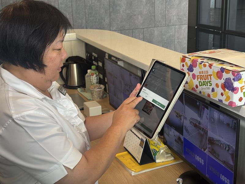 洪大姐開心分享,「現在包裹一到,用手機拍張照片登記,系統馬上即時推播。住戶下班憑手機條碼一指簽名就能領走,出錯率微乎其微!」