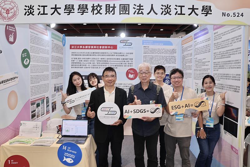 蕭瑞祥永續長（左3）、建築學系黃瑞茂教授（左4）在亞太永續博覽會現場展示區合影。（圖／淡江大學提供）