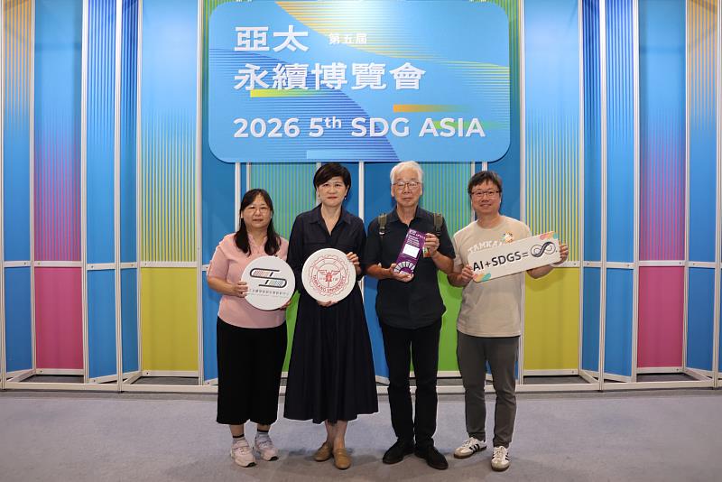 紀慧君行政副校長（左2）與建築學系黃瑞茂教授（右2）於頒獎典禮後合影。（圖／淡江大學提供）