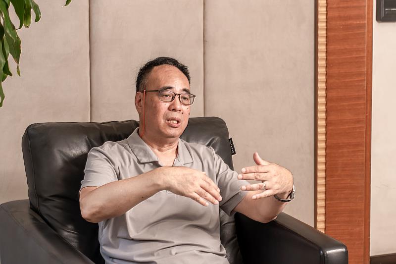徐主委受訪時坦言，過去社區採用傳統雙班制人力，但隨著工資調漲，高昂的人力支出讓管委會財務吃緊。