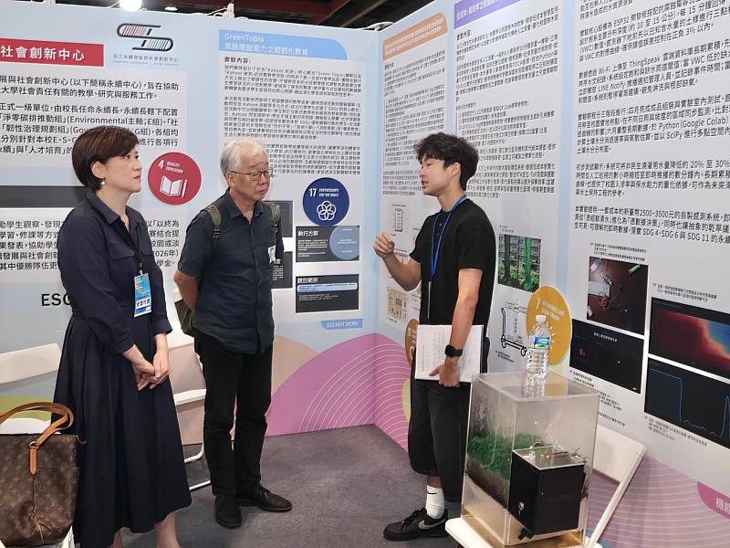 紀慧君行政副校長（左）與建築學系黃瑞茂教授（中），在亞太永續博覽會現場展示區，聽取「校園生活實驗室」優秀團隊學生說明其永續行動方案。（圖／淡江大學提供）