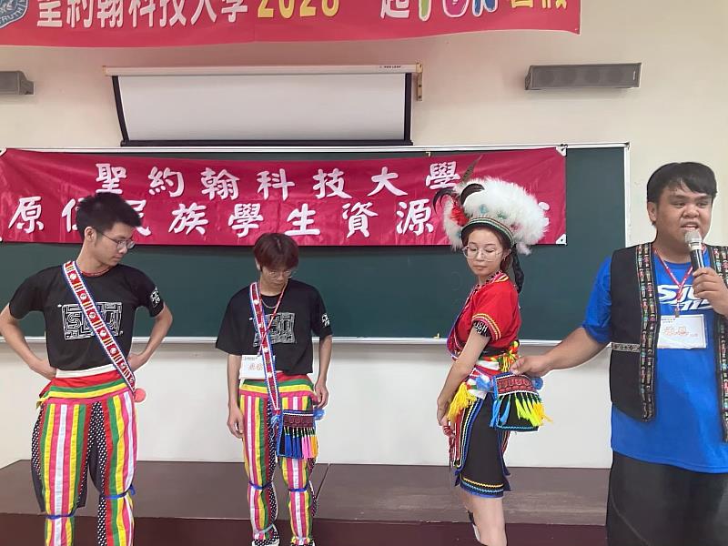 學生身穿傳統原住民族服，由原資中心柯承恩老師（右1）講解衣服服飾。