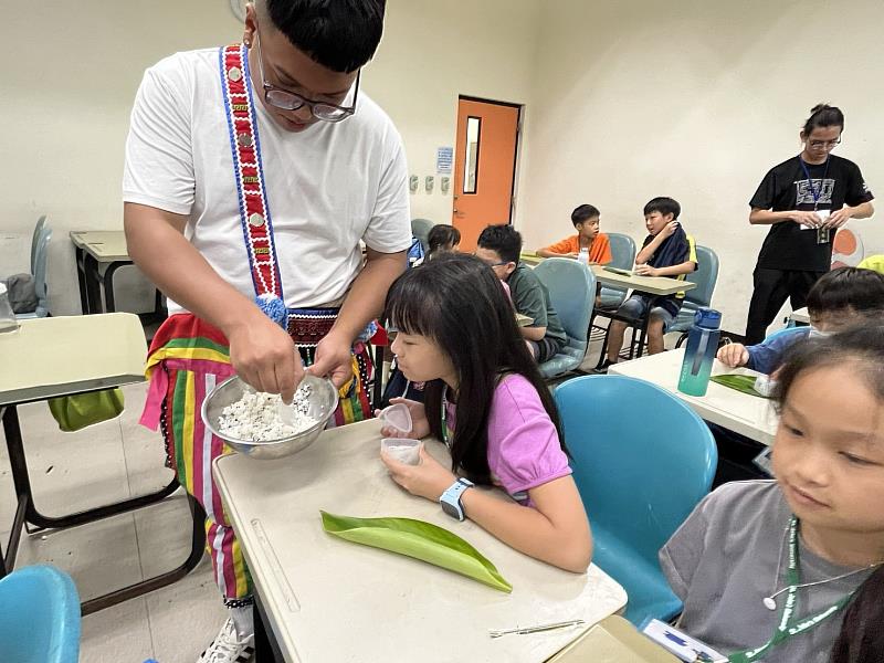 在實作中學習傳統技藝，孩子們一起動手完成美味料理。