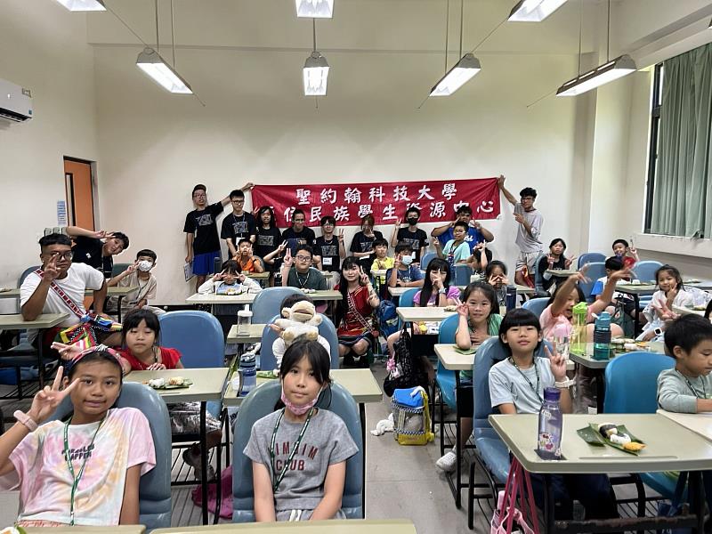 聖約翰科技大學辦理兒童原住民族文化課程，帶領淡水地區學童親手製作竹筒飯及飯糰。