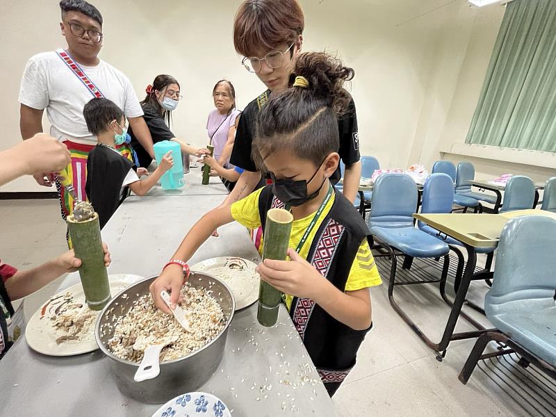 學童在學生志工指導下，親手製作竹筒飯，體驗原住民族傳統飲食文化的樂趣。