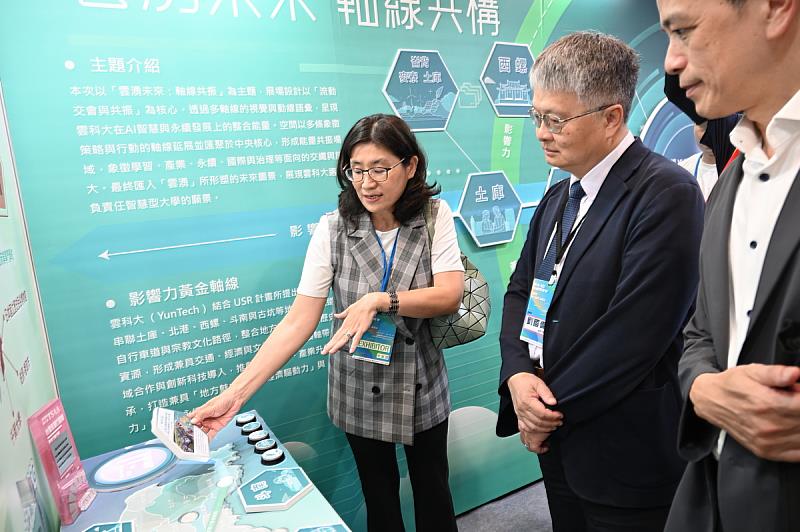 教育部政務次長劉國偉蒞臨雲科大博覽會攤位參觀。