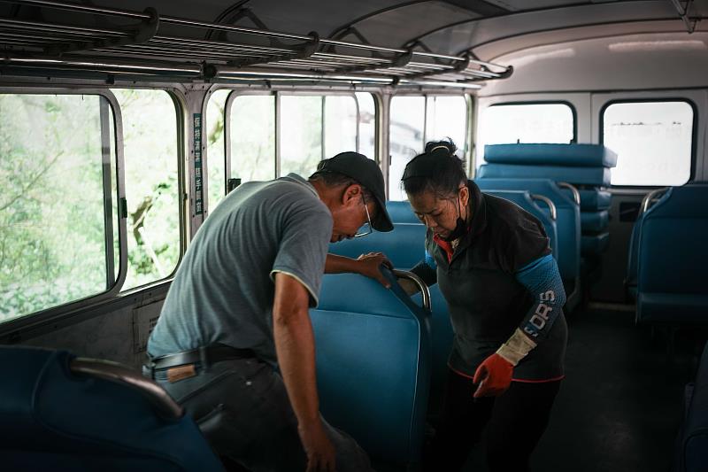 工作人員進入車廂整理座椅,為老客運進行修復保養。