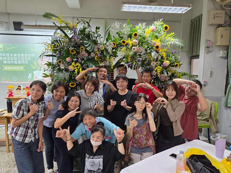 結訓學員與花藝作品合影。