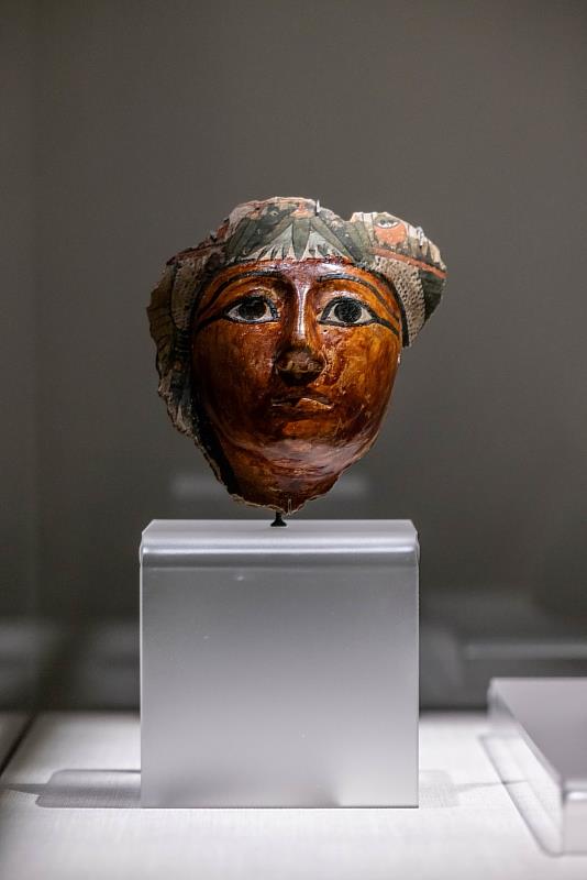 木乃伊面具以具象人面承載亡者身分與重生想像。© Museo Archeologico Nazionale di Firenze