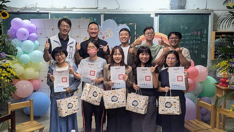 頒發結訓證書。