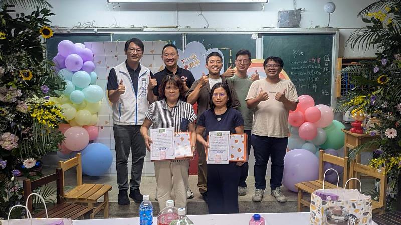 頒發服務幹部證書。