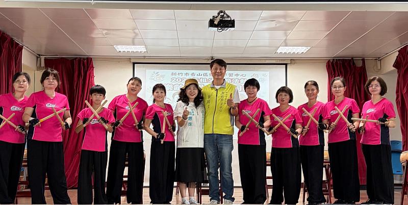 南港社區鼓隊以「祖孫鼓動・代間歡響」為香山祖父母節活動熱鬧開場。