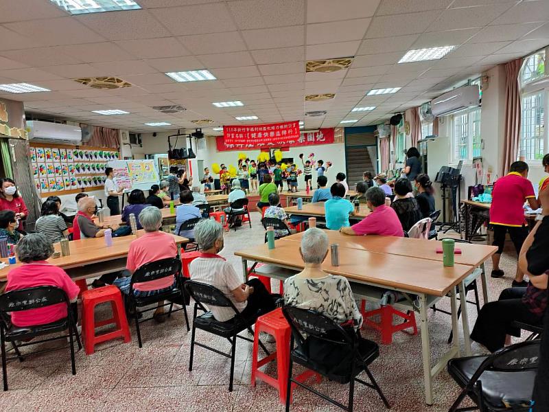 家庭教育中心結合在地幼兒園及課後照顧班至社區陪伴長輩度過祖父母節。