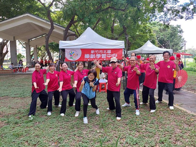 北區樂齡學習中心太極拳班級師生與蔡主任合影。
