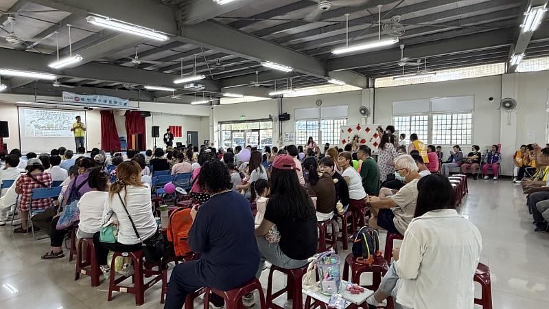 香山區樂齡學習中心祖父母節吸引社區民眾攜家帶眷前來與祖孫同樂。