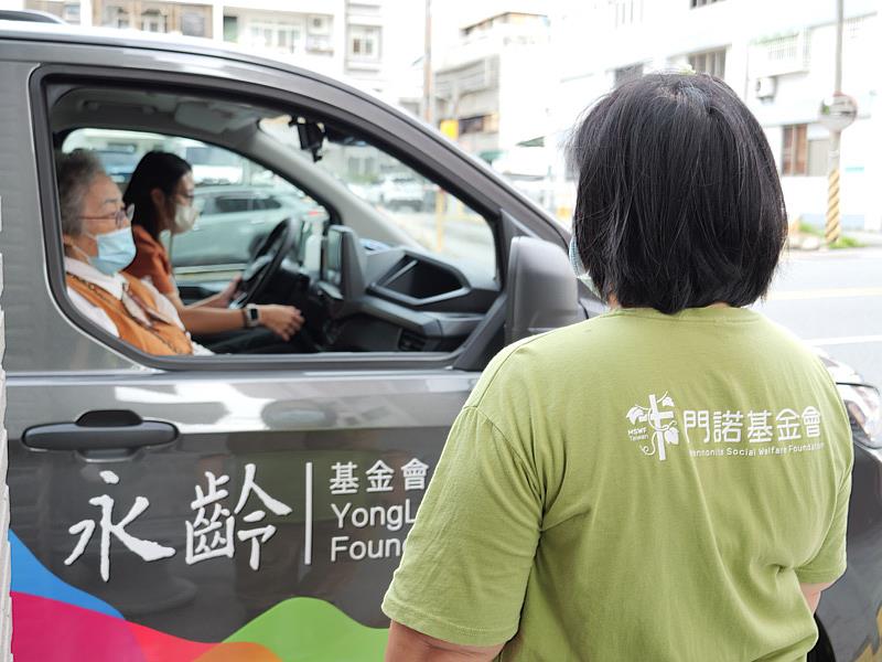 門諾基金會同仁迎接早晨來美崙日照中心上課的長輩。