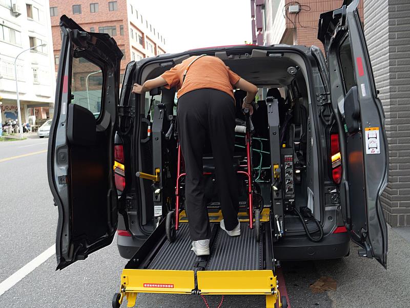 門諾基金會新日照接送車,車內也設有充足空間放置隨身輔具,讓每趟接送更便利。