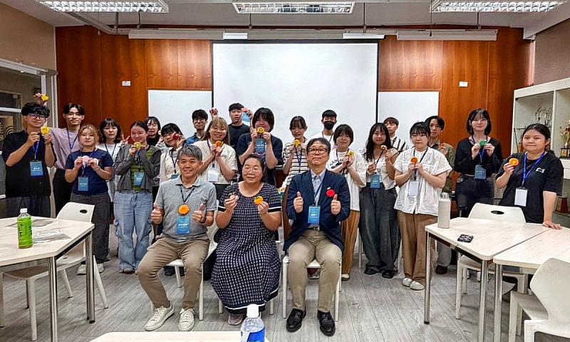 台日師生完成地方工藝體驗,展示親手製作的成果並合影留念。
