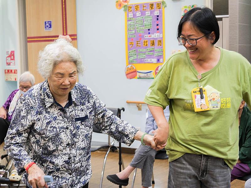 門諾基金會同仁牽起花蓮美崙日照長輩,陪伴長者安心在中心活動。