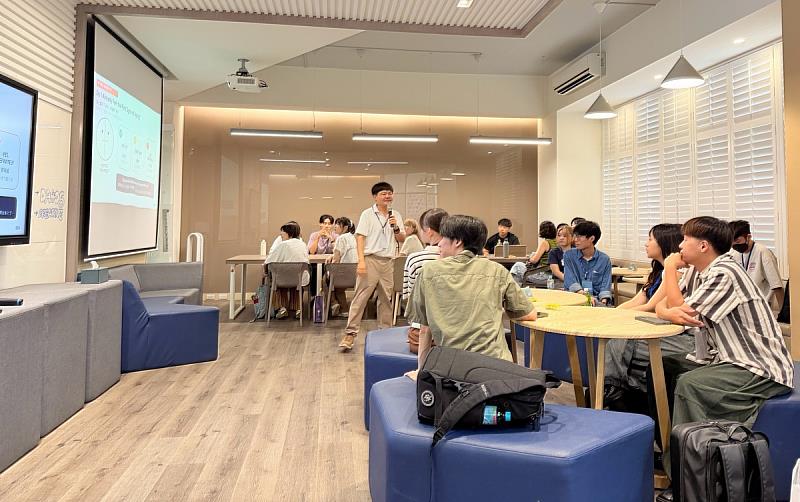 教師講授高齡者議題與人本設計觀點,引導台日學生思考高齡社會的多元需求。