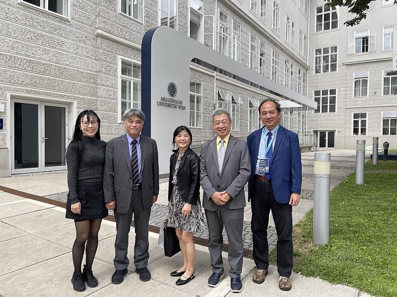 中山醫大前往維也納醫學大學進行拜訪交流,右起蔡政道、黃裕峰、楊宜瑱、謝明諭、蕭玉屏等教師代表。