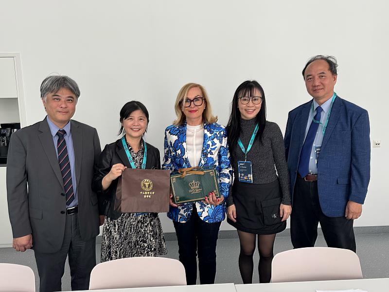 維也納醫學大學教育副校長Prof. Dr. Anita Rieder(右3)與中山醫大教師代表分享目前學生交換現況,並就學術研究、師資互訪及跨領域醫療教育交換意見。