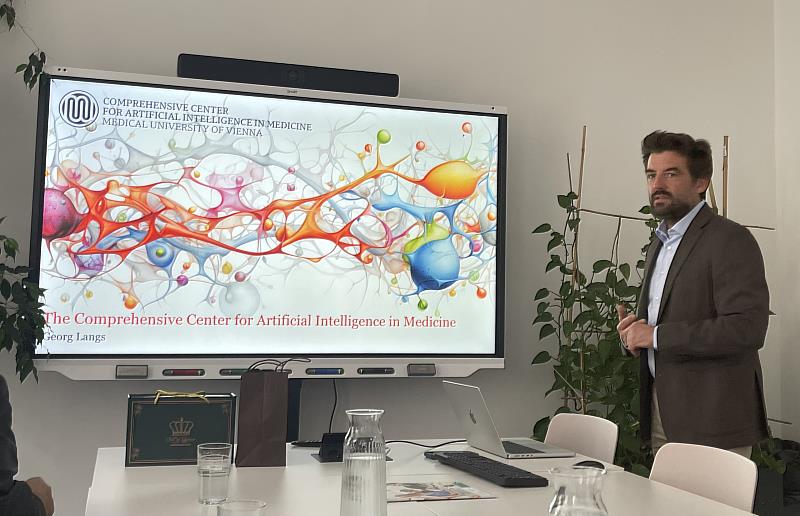 維也納醫學大學醫學影像機器學系教授Prof. Dr. Georg Langs介紹Comprehensive Center for AI in Medicine(CAIM),並分享該校在醫療AI領域的整體布局與研究方向。