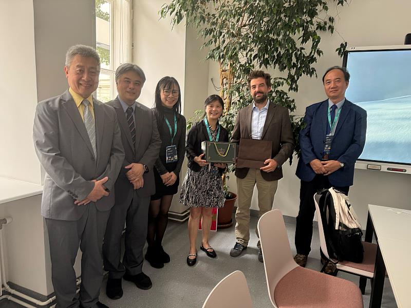 中山醫大教師們與維也納醫學大學醫學影像機器學系教授Prof. Dr. Georg Langs(右2)就醫療人工智慧與跨領域研究交換意見。