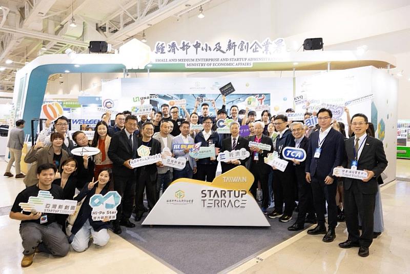 經濟部龔明鑫部長、國發會詹方冠副主委及數位時代何飛鵬發行人與中企署主題館新創企業合影。