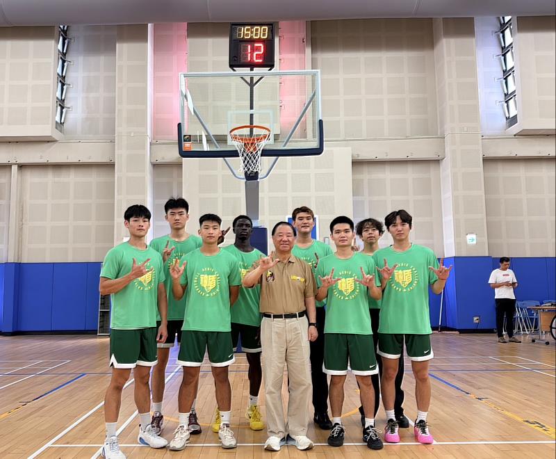 葛永光主任與表演賽教練團合照。