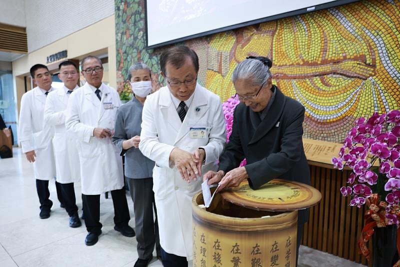 花蓮慈院院長林欣榮雖因公外出不在花蓮，心繫災區的他依然連線關懷，並率先慷慨解囊捐出十萬元，委由林碧玉副總代表投入竹筒，帶動全院同仁響應募心募愛。