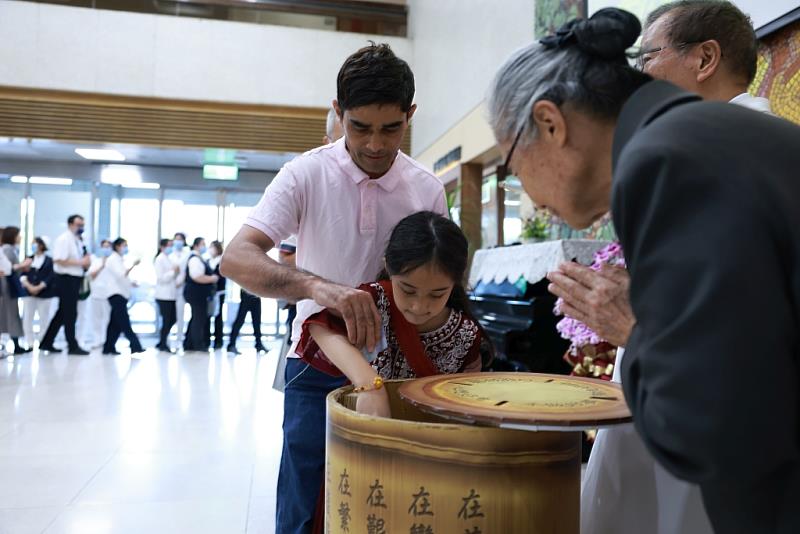 尼泊爾來到臺灣定居15年的潘迪安，從妻子口中得知花蓮慈濟醫院要辦祈福會，就決定一定要帶著妻子與女兒來參加。