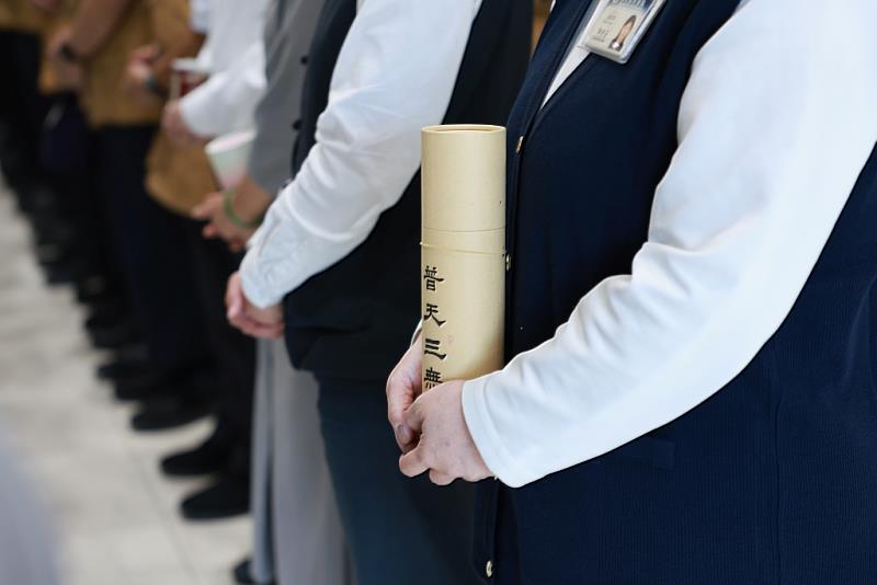 花蓮慈濟醫院同仁、慈濟志工及就醫民眾，將承載滿滿祝福的紙鈔與零錢投入竹筒，願來自臺灣的至誠善念，為尼泊爾與西藏災區注入最堅定溫暖的重生力量。