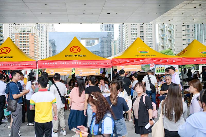 逾6千位民眾踴躍參與「愛心捐血園遊會」,當日成功募集到998袋熱血,贈品兌換攤位人潮滿滿。(永慶房產集團提供)