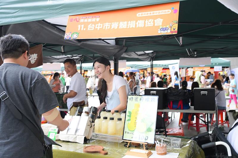 「愛心捐血園遊會」邀請公益團體免費設攤,民眾在攤位上踴躍選購公益商品,讓愛心發揮更大的力量。
