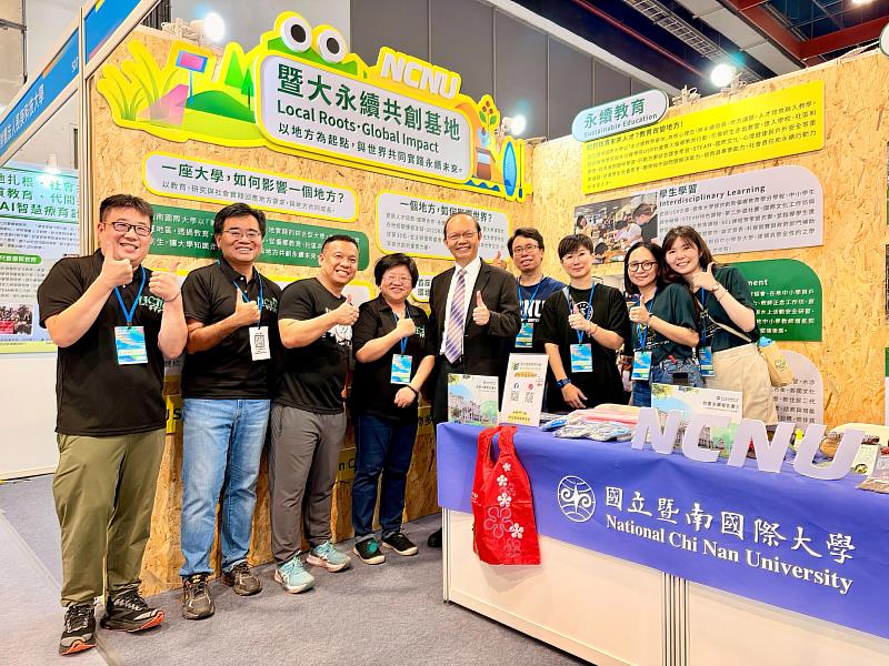 暨大參加「2026亞太永續博覽會」展現共創力，暨大副校長楊振昇（中）與展出團隊合影。