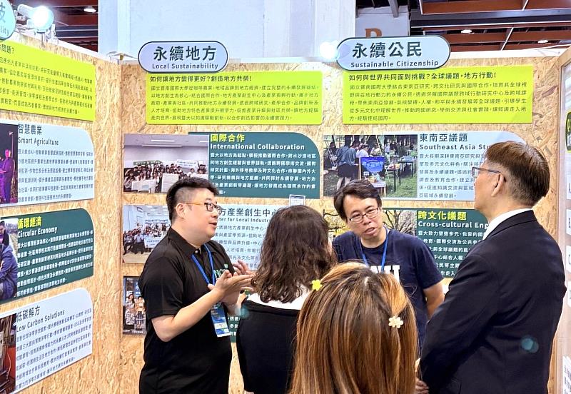 暨大「2026亞太永續博覽會」攤位上展現豐碩成果，獲參觀人士積極詢問。