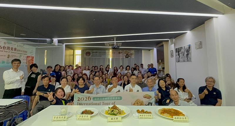 臺灣美食國際巡迴講座進行廚藝示範,並與參與民眾合影。