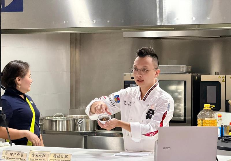 陳瑞昌主廚助理於現場進行廚藝示範教學。
