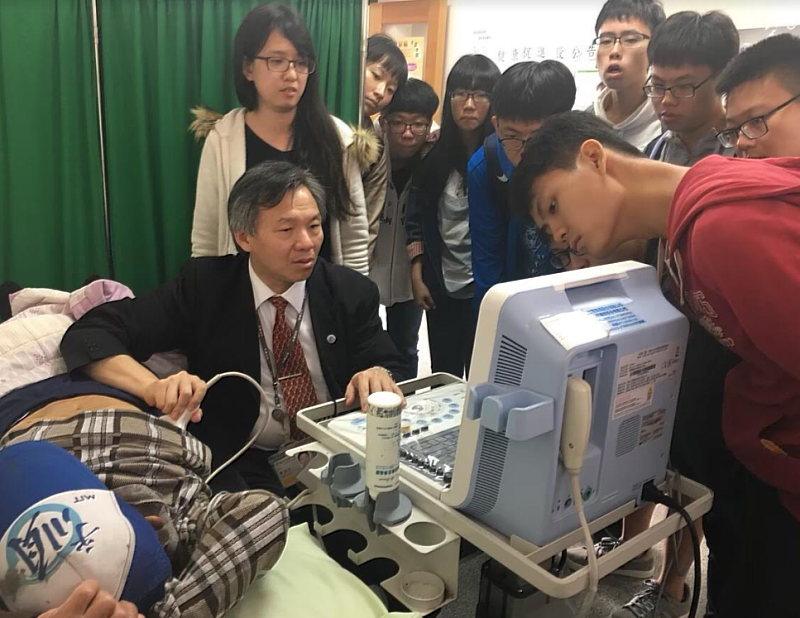 高醫戴嘉言副院長（左1）長年支援高雄原鄉衛生所肝膽胰內科門診，推動原鄉專科門診與醫療傳承計畫，結合遠距醫療與在地培訓，提升基層醫療量能。