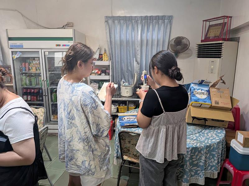 保健系學生顏語彤（右）於韓湘館餐廳現場執行水質檢測作業，並由黃斯榆（左）即時記錄數據，落實餐飲衛生與水質安全監測。