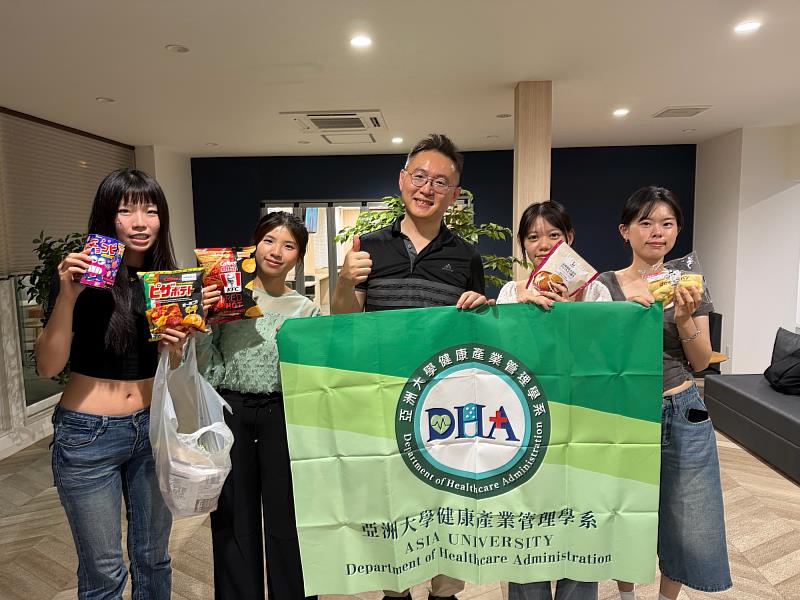 健管系師生品嘗日本在地小吃，在研修之餘體驗當地生活文化。