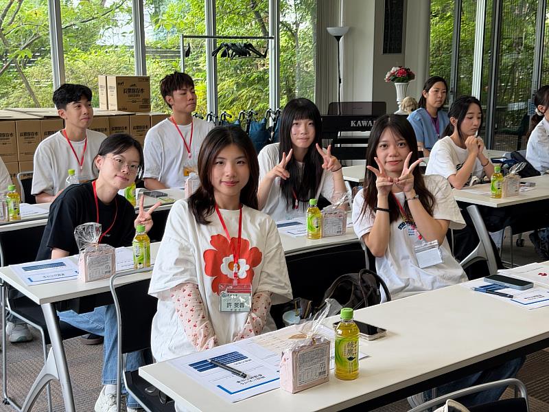 亞大健管系4位學生赴日本伸こう福祉會研修,深入學習高齡照護與長照實務。