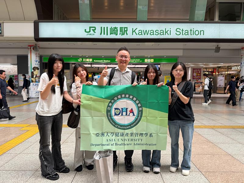 楊尚育主任（中）率領學生於日本川崎車站合影，展開長照機構參訪行程。