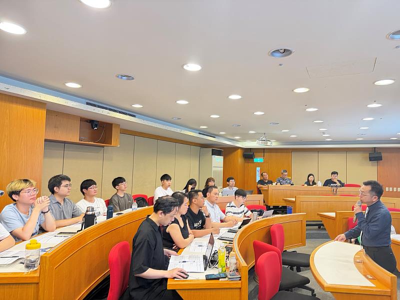 講師深入解析AI國際標準與稽核實務，學員專注研習。